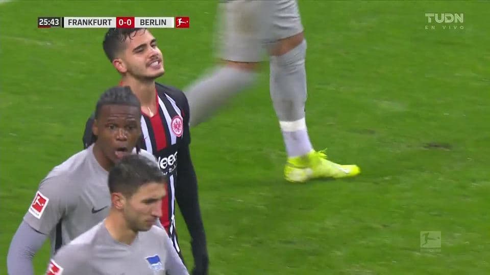 Tiro desviado de André Silva