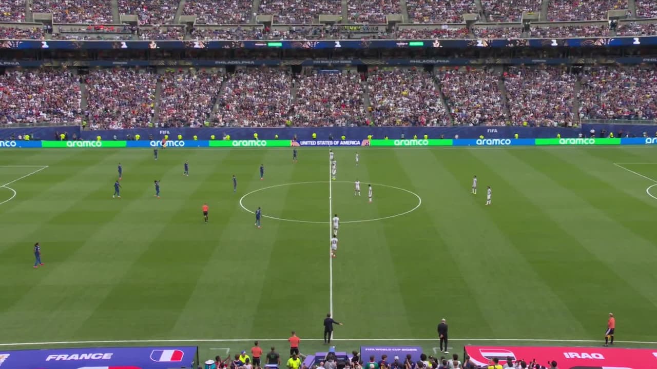 Arranca el partido y la pelota está en juego.