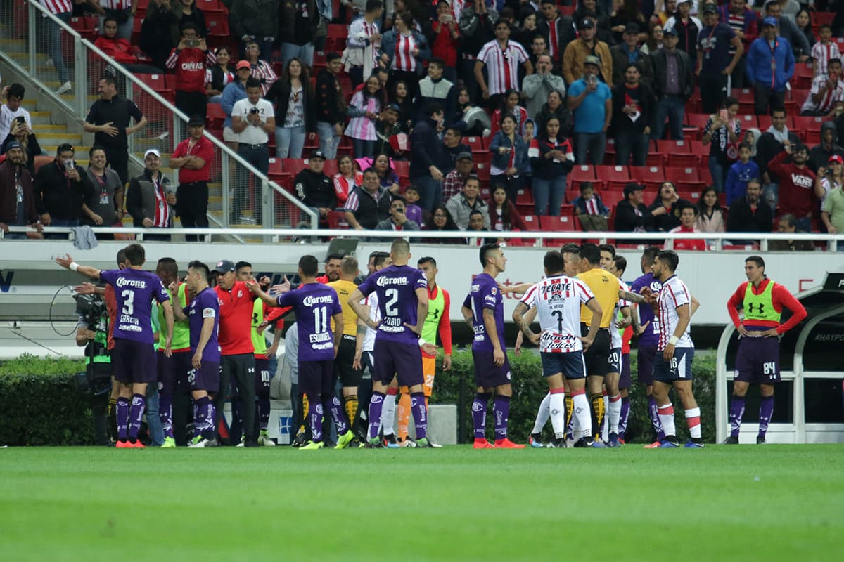 Las protestas de los jugadores y la controversia por la jugada de gol anulada a Toluca se extendió hasta el final del partido.