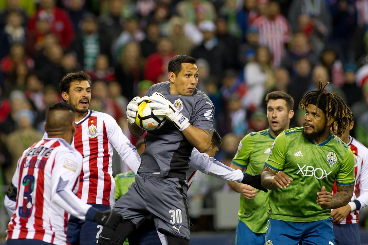 La defensa de Chivas se mostró segura de nuevo en el segundo tiempo, con el arranque de embestida del local.