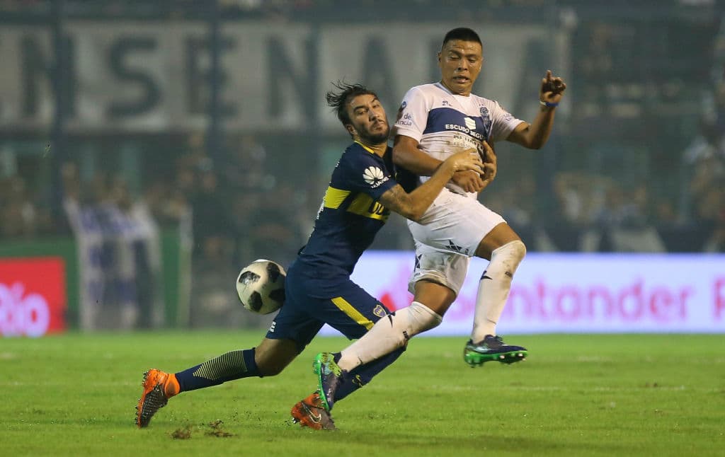 Si bien con Boca Juniors obtuvo dos títulos de Liga de Argentina, sus opciones se complicaron en el equipo 'xeneize' y por ello buscó salida a otros clubes.