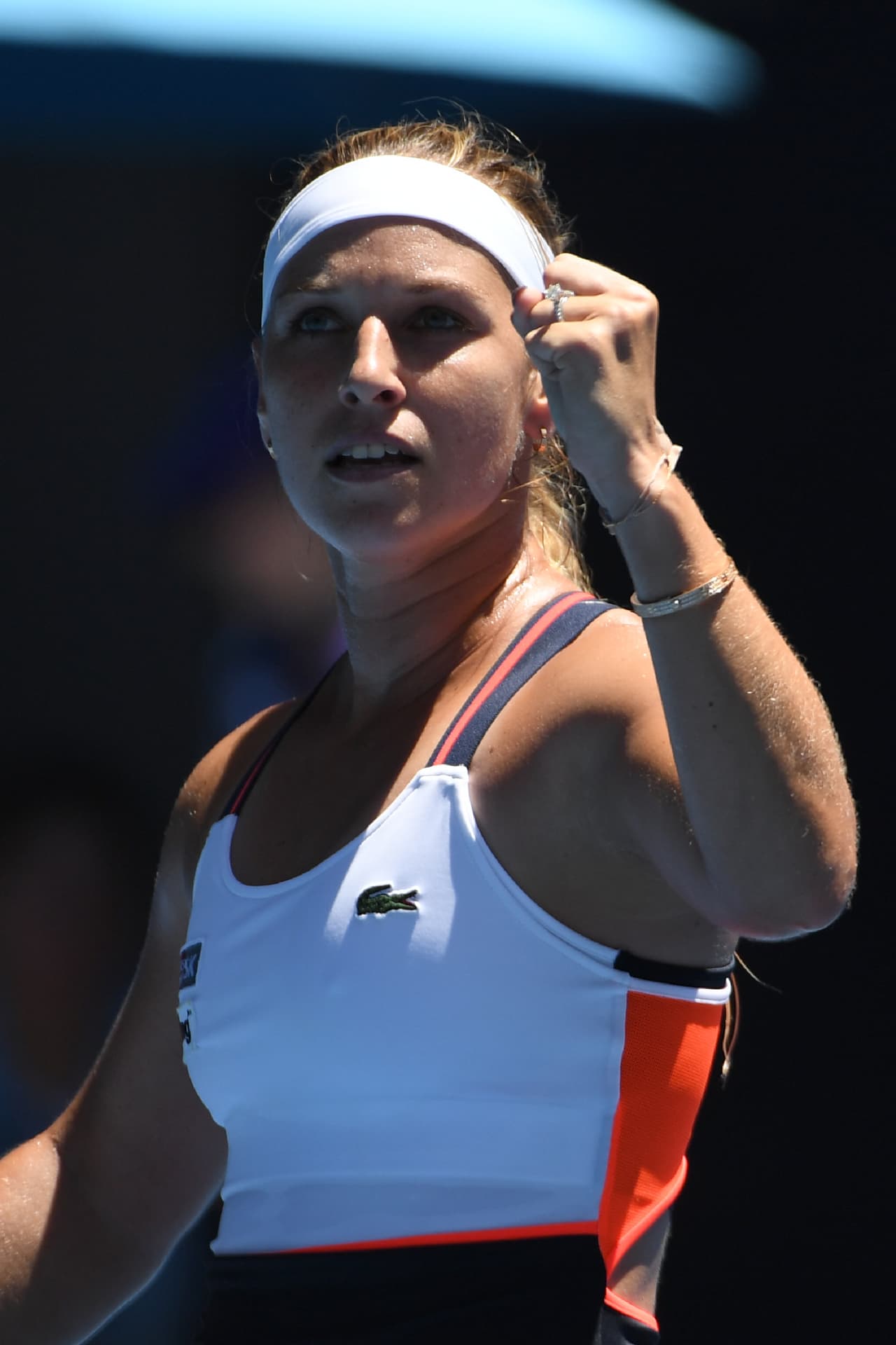 Dominica Cibulkova derrotó a Su-Wei Hsieh con sets 6-4, 7-6 (8) en el juego de segumda ronda. La checa, en el 'Top-5' actual de la WTA, cerró muy bien su 2016 y buscará el título, a lo que añade su espectacular figura atlética que con sus bellas sonrisa y mirada la hacen muy atractiva para los fanáticos.