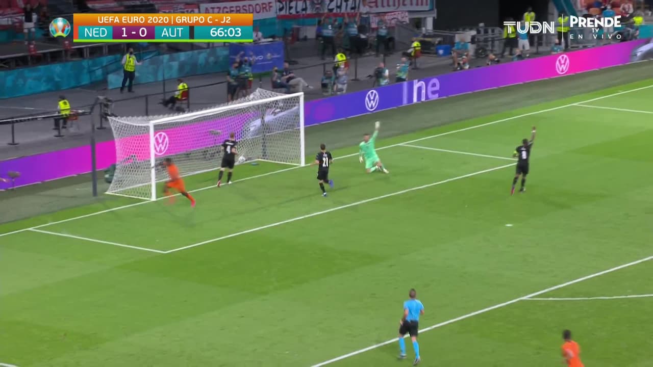 ¡GOL!  anota para Holanda. Denzel Dumfries