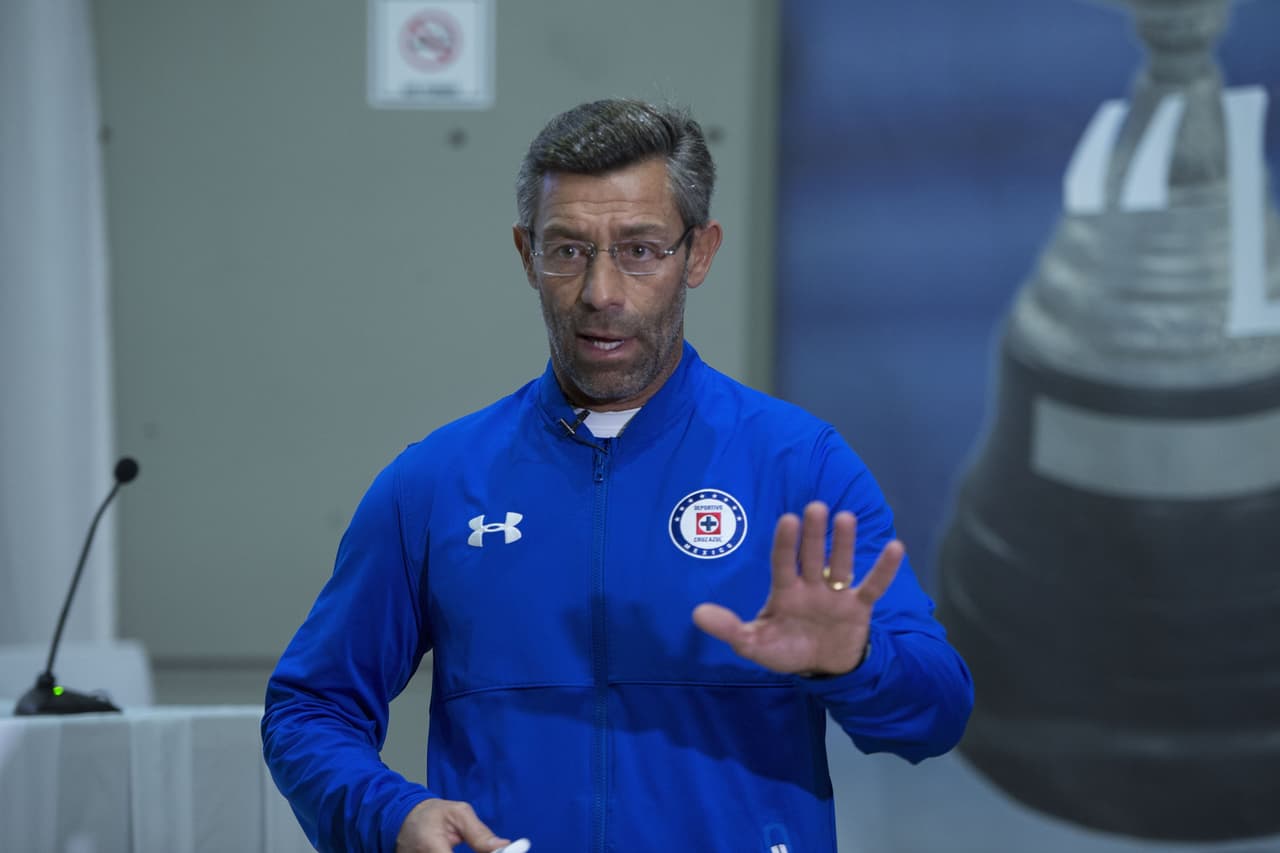 El paso de Pedro Caixinha por Cruz Azul tiene varios momentos, en una montaña rusa que vive su momento más crítico tras la eliminación de la Copa MX.