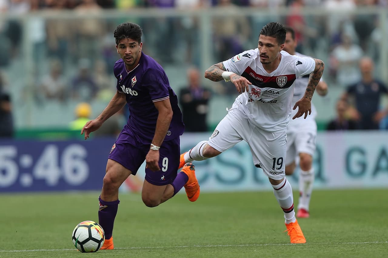 Giovanni Simeone es actual jugador de Fiorentina tras ganar fama como artillero en River Plate, donde debutó bajo la batuta de su padre, Diego Simeone.