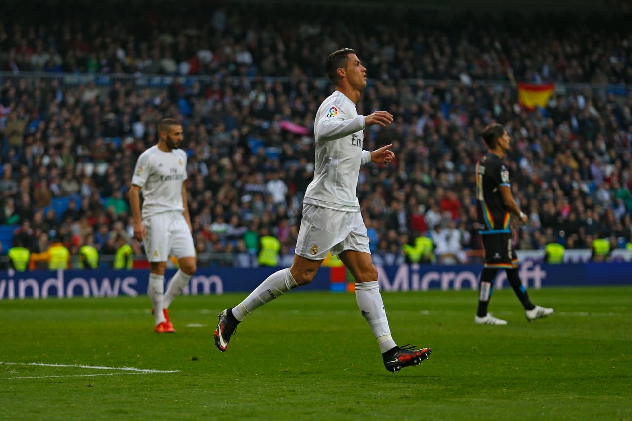 Real Madrid arrancó el segundo semestre de 2015 muy mal y los hinchas pitaron a sus jugadores, por lo que CR7 al anotar contra Rayo Vallecano les dedicó un 
<b>"así no"</b> muy evidente.