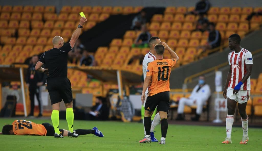 Con la desesperación de buscar el empate, jugadores del Olympiacos comienza a soltar patadas absurdas.