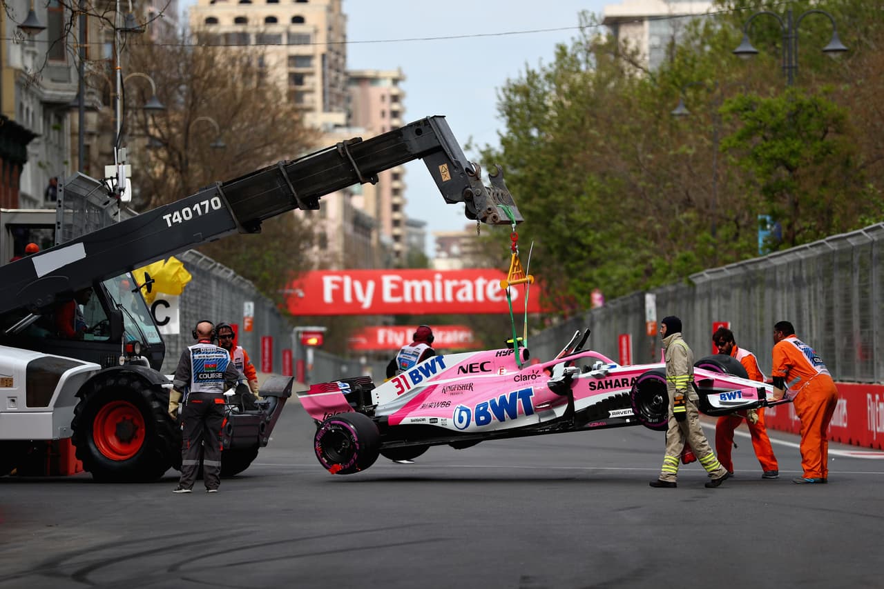 La carrera terminó siendo una de las más detenidas por Safety Car debido a los múltiples abandonos. Uno de ellos fue el compañero de 'Checo', Esteban Ocon.
