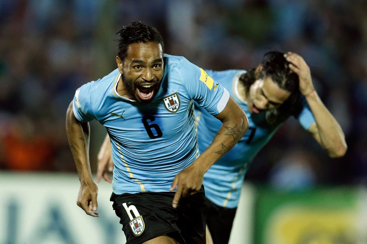 Nombre: Alvaro Pereira. Posición: Mediocampista. Edad: 30 años. Club: Getafe (España). Veces seleccionado: 79. Descripción: Pereira hizo su debut para Uruguay contra la selección de Francia en el 2008. Es un jugador con gran versatilidad ya sea como lateral o en la función de volante. Es un jugador incansable y que utiliza su físico al 100%.