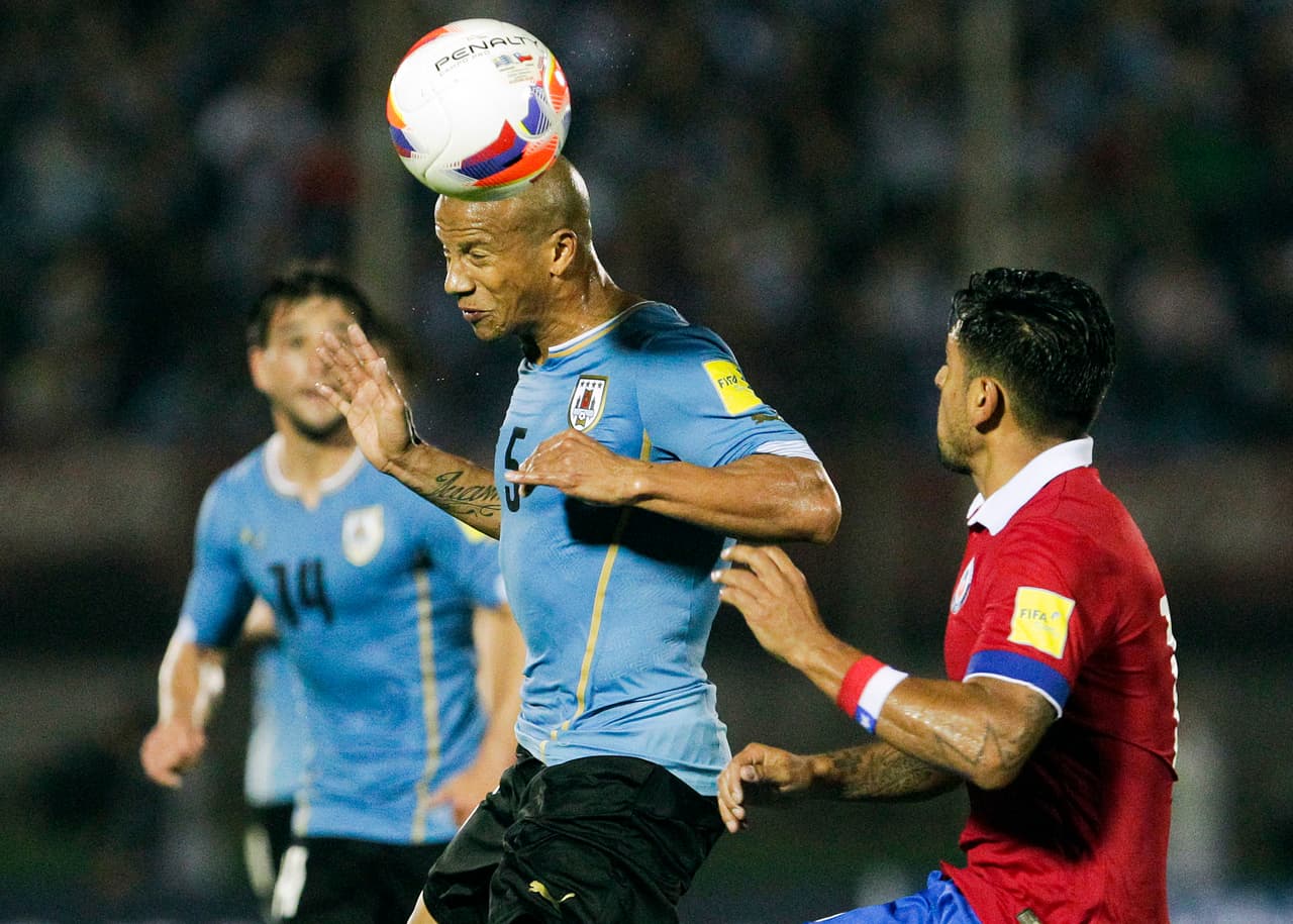 Nombre: Carlos Sánchez. Posición: Mediocampista. Edad: 31 años. Club: Monterrey (México). Veces seleccionado: 11. Descripción: Debuta en la Selección en el 2014 en amistoso frente a Costa Rica donde fue la figura de la cancha. El partido finalizó 3 a 3, siendo la victoria finalmente para la visita a través de definición por penales 7 a 6. Disputo 80 minutos hasta que fue sustituido. Le dio una gran asistencia a Edinson Cavani y fue desequilibrante por su banda.