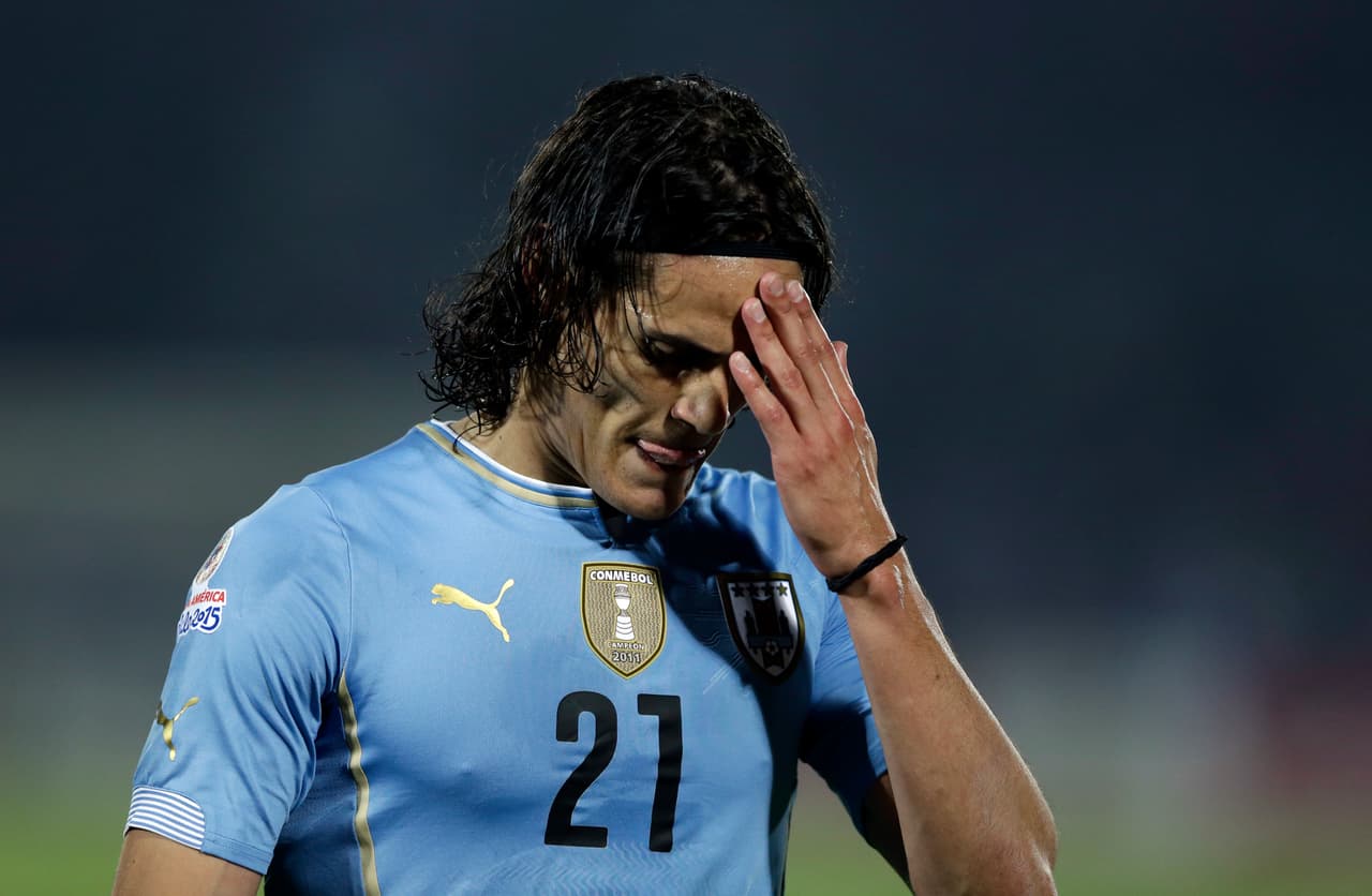Nombre: Edinson Cavani. Posición: Delantero. Edad: 29 años. Club: Paris Saint-German (Francia). Veces seleccionado: 81. Descripción: Debutó en la Selección absoluta con un gol en el amistoso del 6 de febrero de 2008 contra Colombia en el Estadio Centenario. El partido terminó 2-2 y Cavani ingresó a los 74' sustituyendo a Diego Forlán y tres minutos después anotó su primer gol con la Celeste. Actualmente es una de las figuras, y titular indiscutido de la Selección de Uruguay. El Matador es simplemente un goleador nato, excelente a corta y a media distancia.