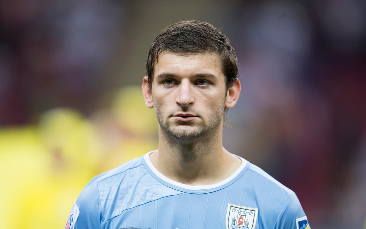 Nombre: Gastón Silva. Posición: Defensa. Edad: 22 años. Club: Torino (Italia). Veces seleccionado: 2. Descripción: Silva es ítalo-uruguayo y juega como lateral izquierdo. Sereno, atento a todo y siempre bien colocado en el eje de la zaga, Silva es de esos jugadores que tranquilizan a sus compañeros, al tiempo que inquieta a los rivales en el cara a cara o en los duelos por alto.