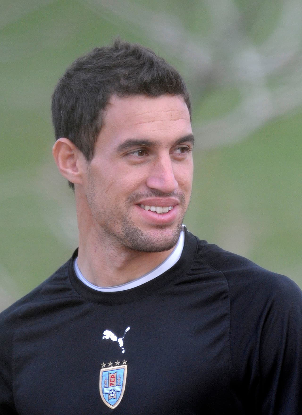 Nombre: Martín Silva. Posición: Portero. Edad: 33 años. Club: Vasco da Gama (Brasil). Veces seleccionado: 7. Descripción: Juega de arquero en el Vasco da Gama de la Primera División de Brasil. Fue electo el mejor arquero de la Copa Libertadores 2013. Luego de varias citaciones y participaciones en el banco de suplentes, el 12 de agosto de 2009, se produjo su debut en el arco de la selección mayor.