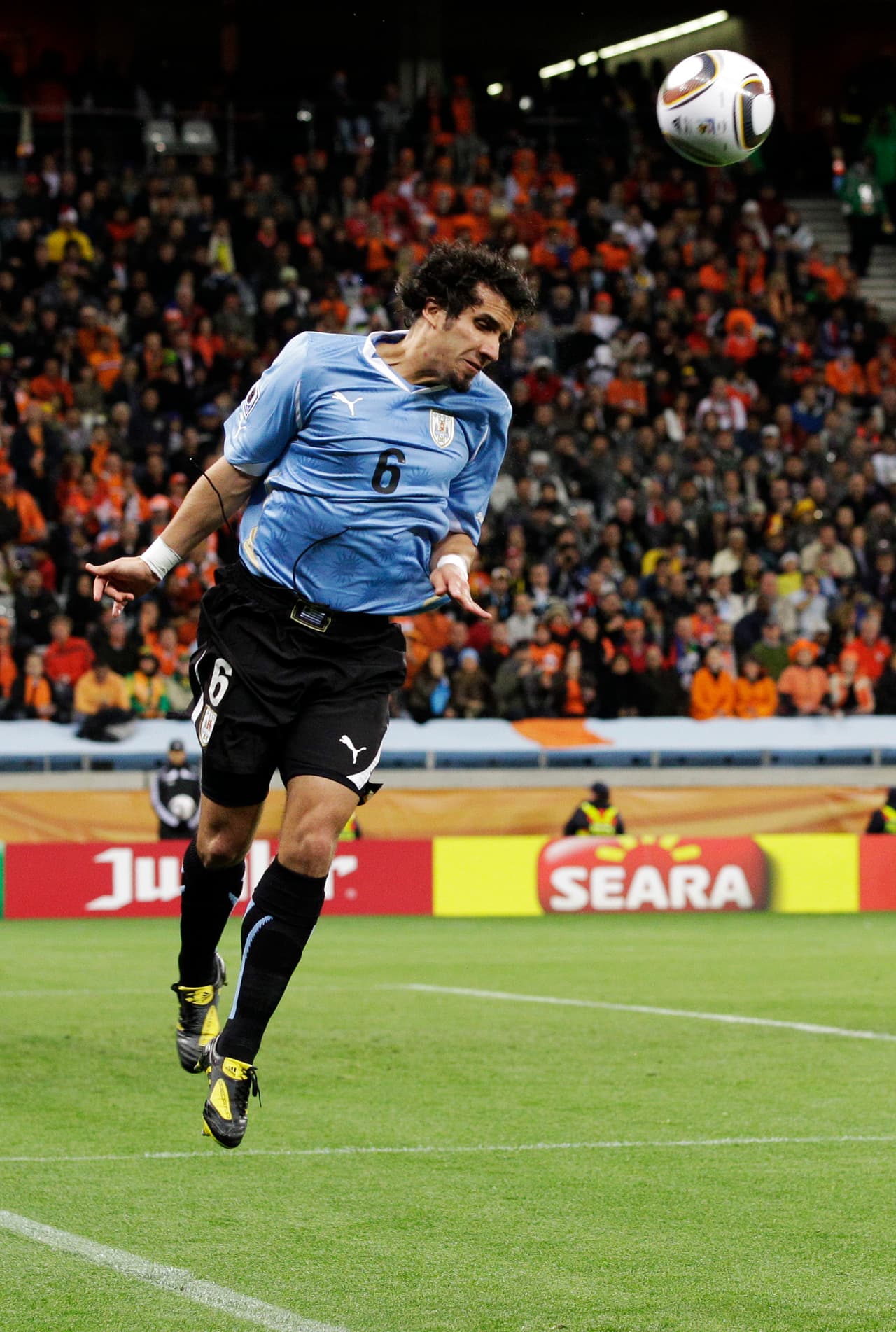 Nombre: Mauricio Victorino. Posición: Defensa. Edad: 33 años. Club: Nacional (Uruguay). Veces seleccionado: 23. Descripción: En el seleccionado nacional ha tenido dos convocatorias importantes, a las cuales llegó gracias a las destacadas actuaciones que cumplió en los partidos con la Universidad de Chile. Fue convocado en el marco del repechaje, ante Costa Rica, compromisos que finalmente le abrieron a la Celeste la puerta al mundial de Sudáfrica.