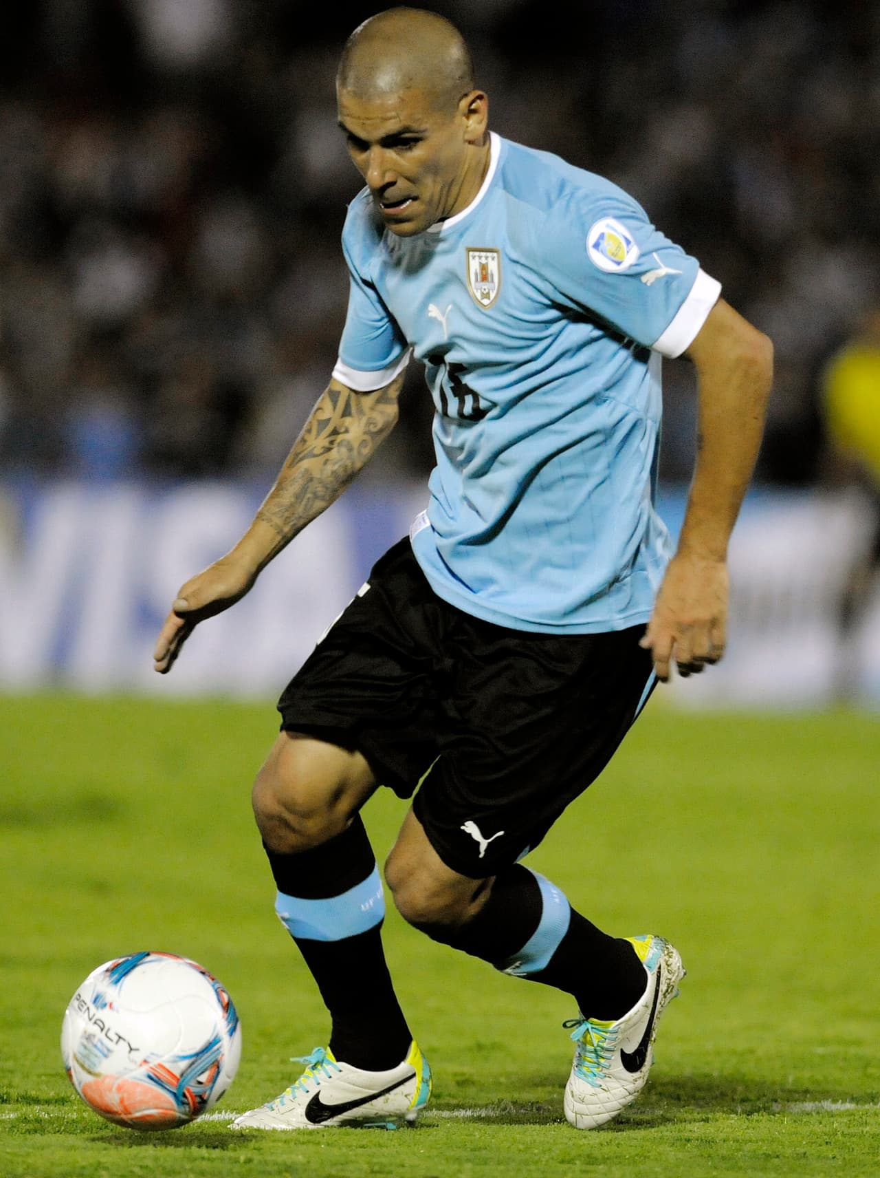 Nombre: Maximiliano Pereira. Posición: Defensa. Edad: 31 años. Club: Porto (Portugal). Veces seleccionado: 111. Descripción: Maxi juega como lateral derecho, debutó en la selección en el 2005 contra la Selección de México, siendo actualmente uno de los más veteranos con la selección, su anticipación de las jugadas, determinación y su técnica por encima del promedio lo convierte en una pieza clave de Uruguay.