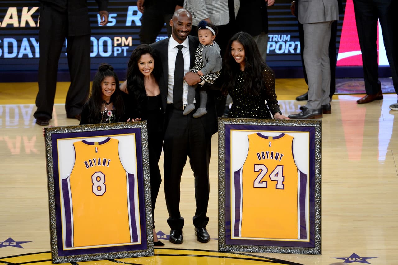 En diciembre de 2017, en el Staples Center, Kobe fue homenajeado: los dos números que usó con los Lakers, el 8 y el 24, fueron retirados. Nadie más los podrá volver a portar jugando con los Lakers.