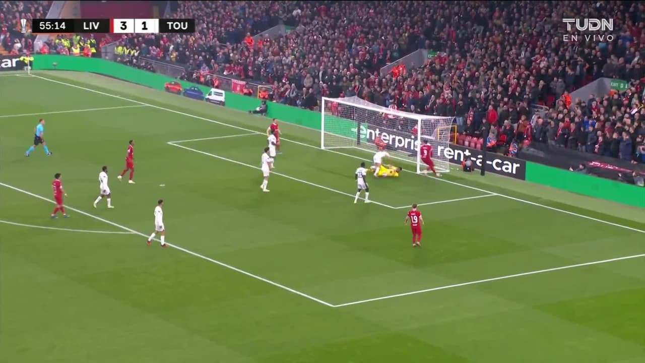 ¡TIRO ATAJADO! disparo por Ryan Gravenberch.