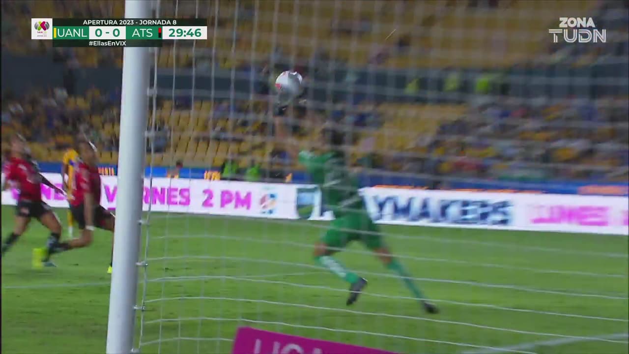 ¡Le descubrió el truco! Camila Haro ataja el pase mágico de Ovalle