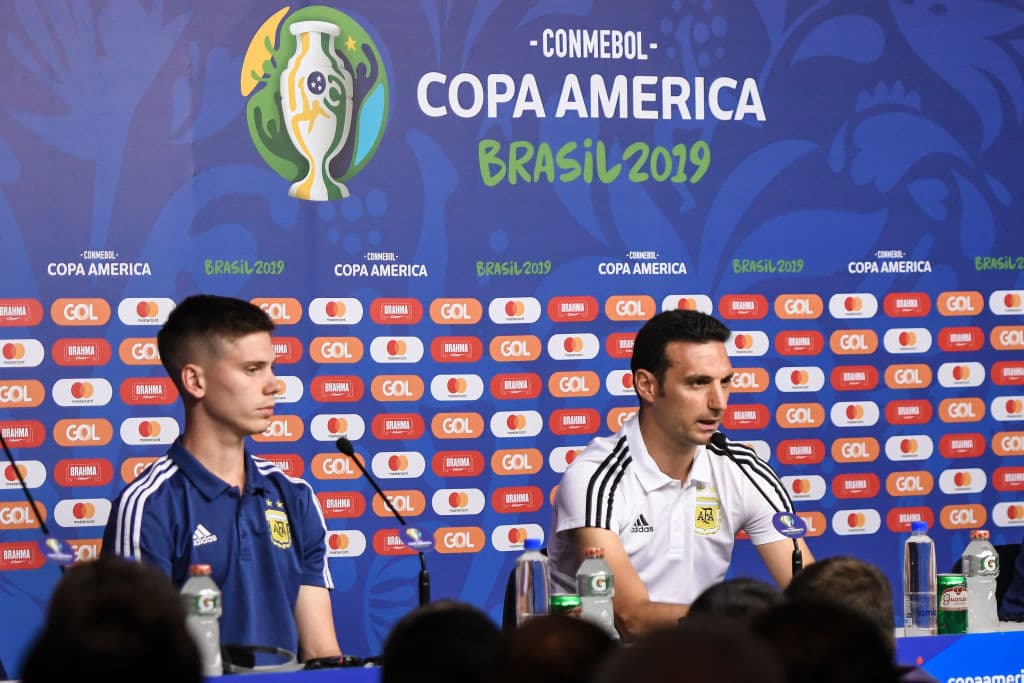 La Selección de Argentina se entrenó de cara a su partido ante Paraguay, a la que se enfrentará este miércoles en el Estadio Mineirao con la imperiosa necesidad de resarcirse tras un atroz debut en la Copa América ante Colombia que resultó en derrota por 2-0. Las expresiones de Lionel Messi y compañia reflejaron el sentir, el ánimo en el vestidor de la albiceleste. Las gesticulaciones durante la conferencia de prensa de Lionel Scaloni, entrenador argentino, reafirmaban el momento tenso que vive su equipo. ¿Podrán mejorar su ánimo?