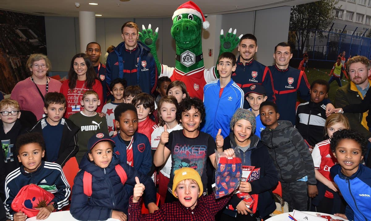 La plantilla Gunner llevó regalos, alegrías y mucha diversión a un grupo de personas del norte de Londres.