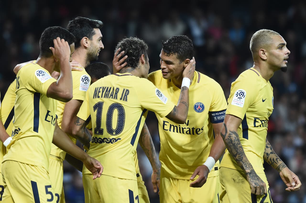 Thiago Silva en su condición de capitán también felicitó a Neymar por debutar con gol.