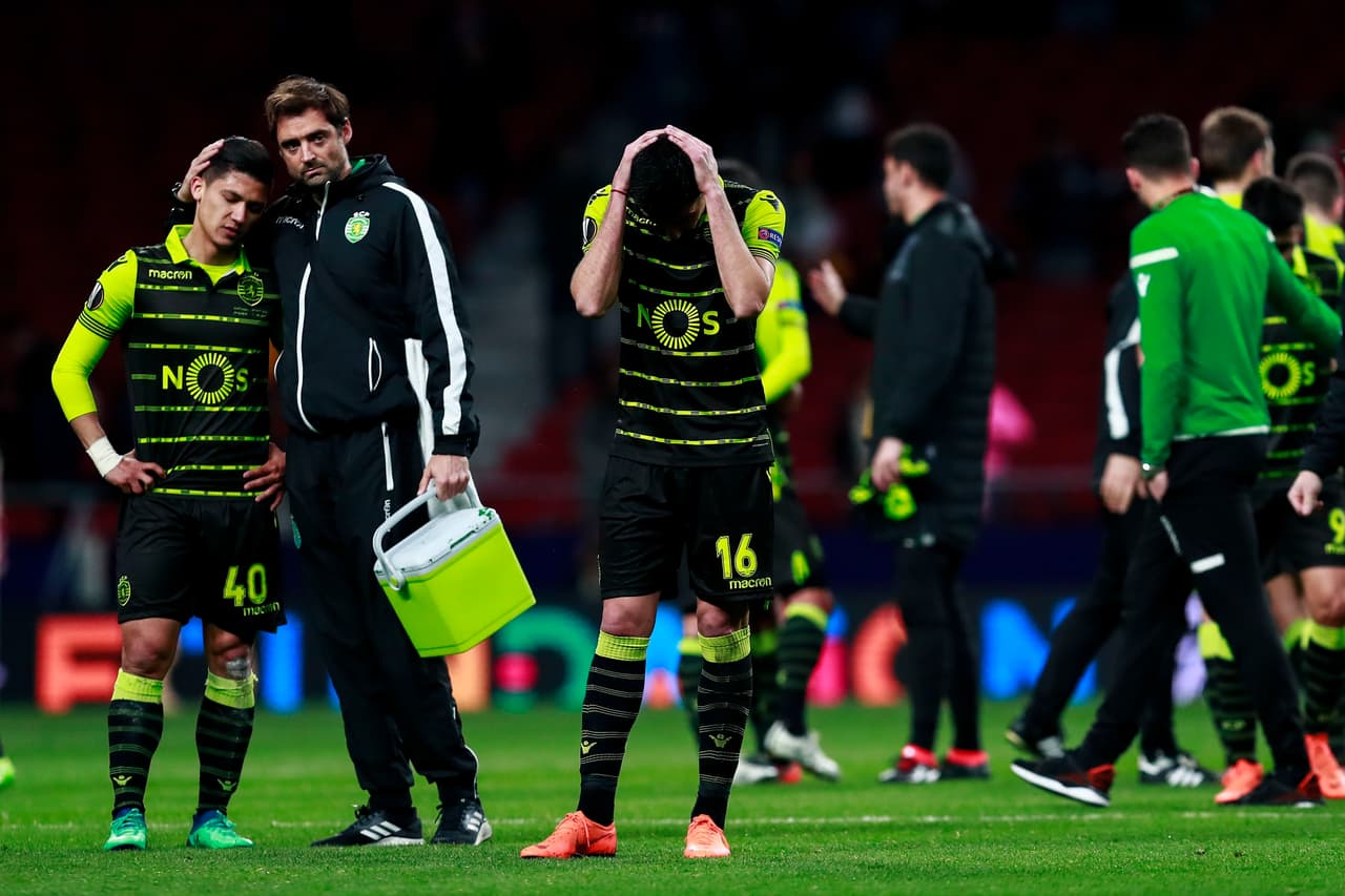 MADRID, SPAIN - APRIL 05: Rodrigo Battaglia (3dL) of Sporting CP reacts defeated with his teammates after the UEFA Europa League quarter final leg one match between Club Atletico Madrid and Sporting CP at Wanda Metropolitano stadium on April 5, 2018 in Madrid, Spain. (Photo by Gonzalo Arroyo Moreno/Getty Images)