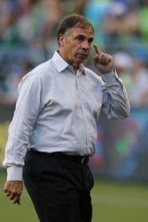 Bruce Arena no podrá estar ante Chivas USA.