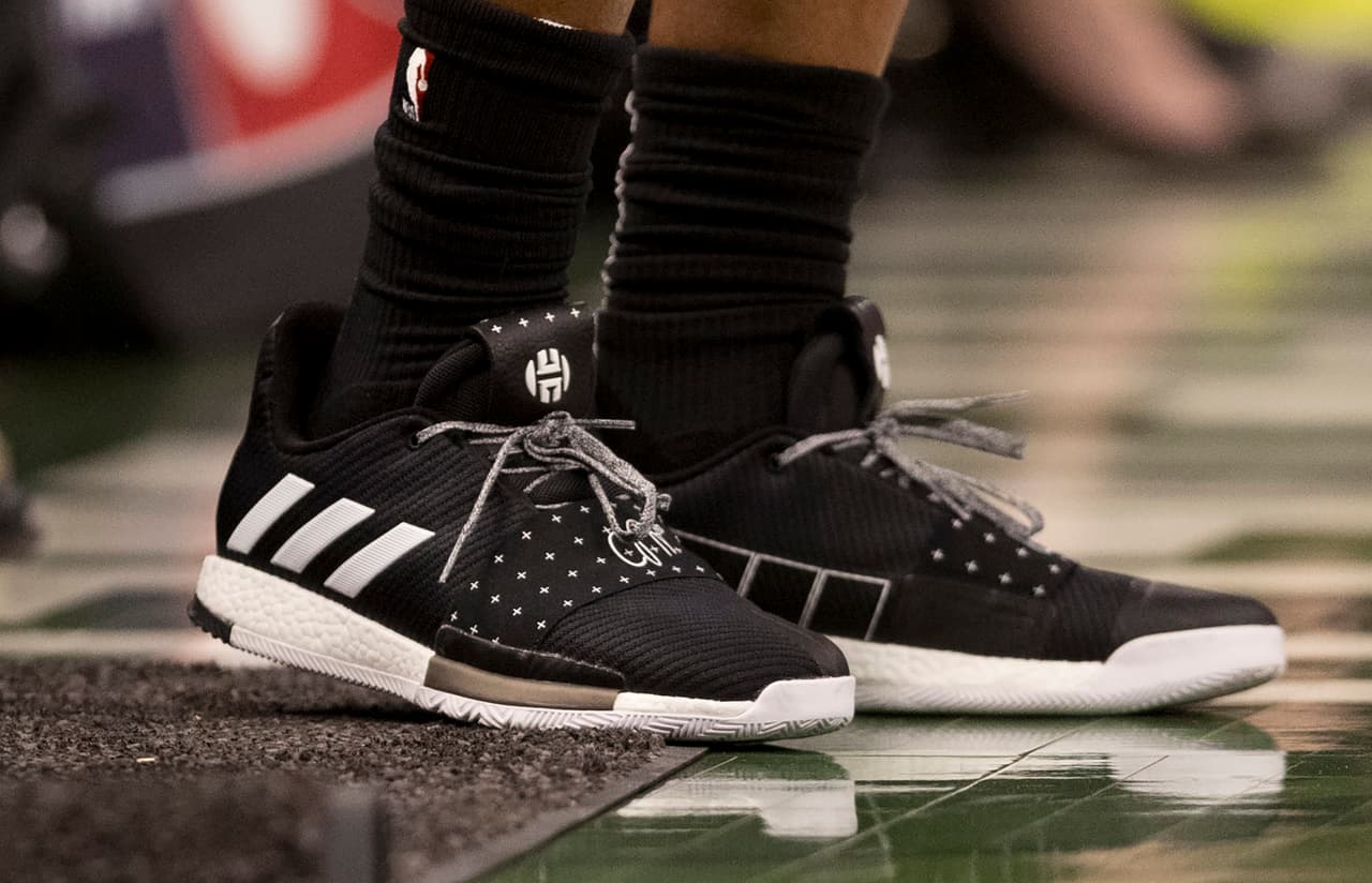 El estelar guardia de los 
<b>Toronto Raptors</b> 
<b>Kyle Lowry</b> utiliza los Adidas Harden 3.