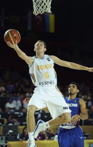 El principal problema de los dominicanos en la primera parte fueron las pérdidas de balón, un total de 11, permitiendo a los europeos jugar al contraataque, anotando más de la mitad de sus puntos en transiciones rápidas.