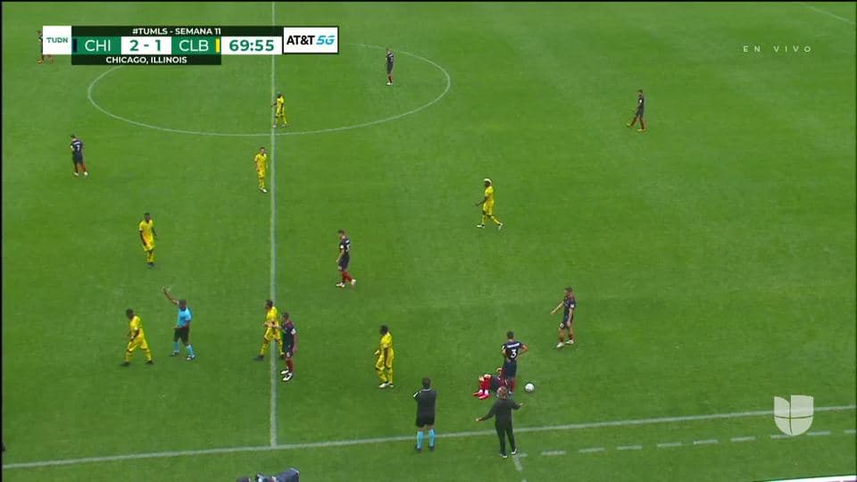 Tarjeta amarilla. El árbitro amonesta a Harrison Afful de Columbus Crew SC