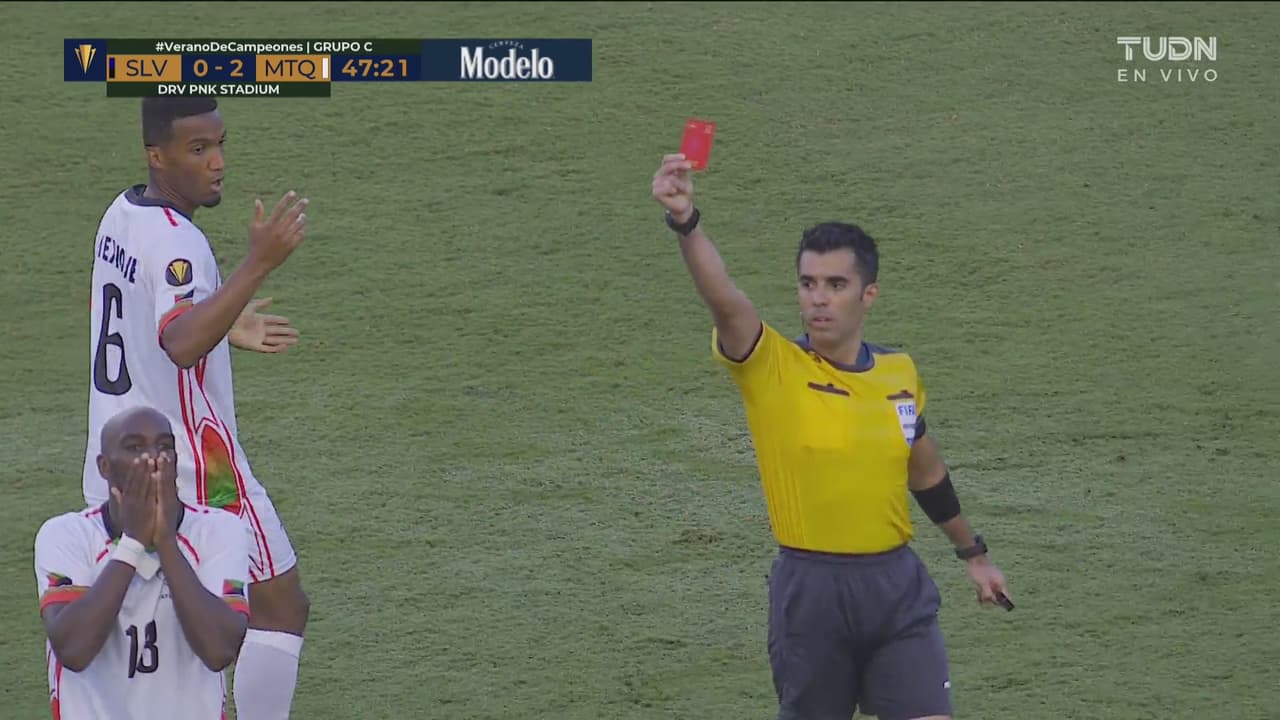 ¡Expulsado! Rivierez plancha a Menjívar y ve la roja directa