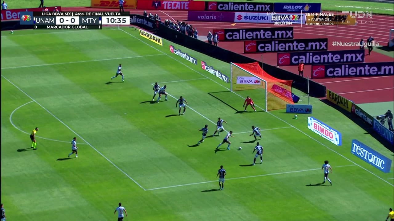 Chino Huerta se mete al área y pone la primera de peligro