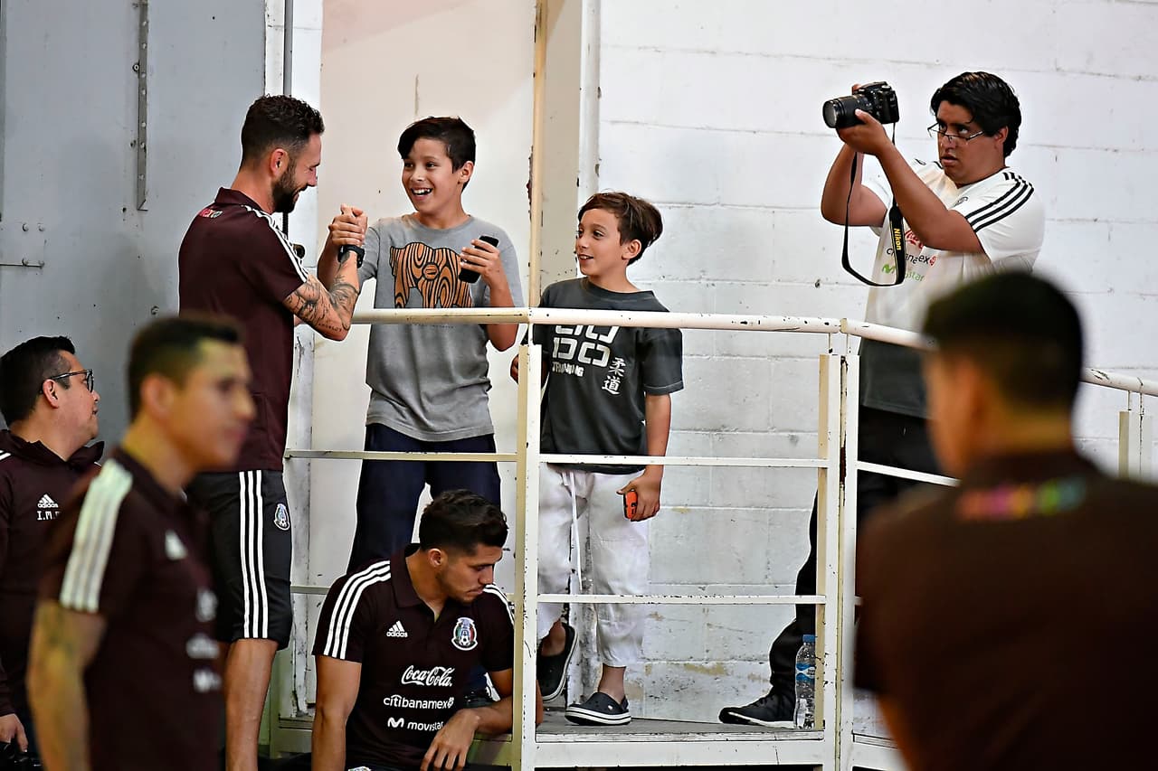 Un par de jóvenes aficionados se colaron hasta donde estaba el jugador del Villarreal, Miguel Layún, quien, como se puede apreciar, gustoso conversó con el 'invasor' par.