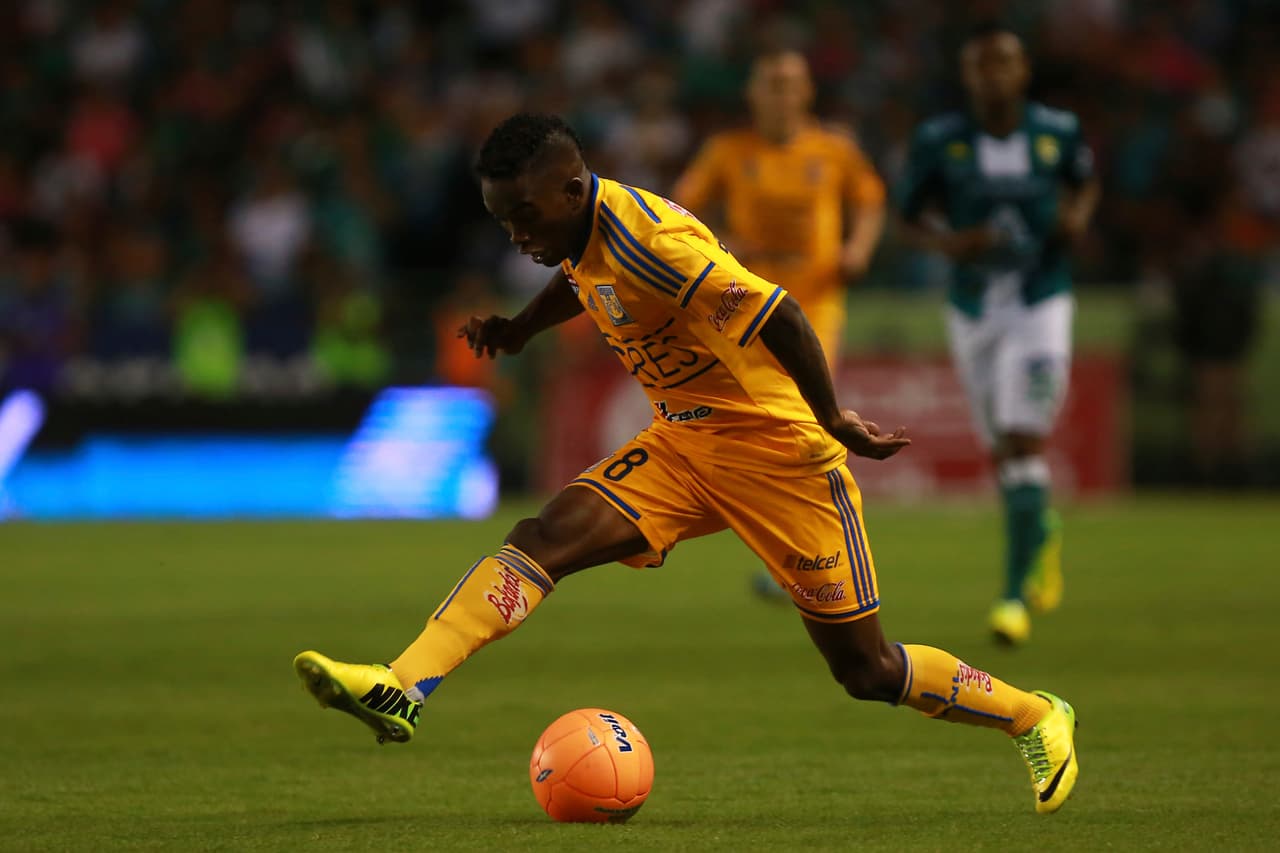 En 2014 pasó con un contrato de tres años a Tigres, con el que fue subcampeón de la Copa Libertadores de ese año. En 2015 volvió a León con el que en este torneo llegó a semifinales.