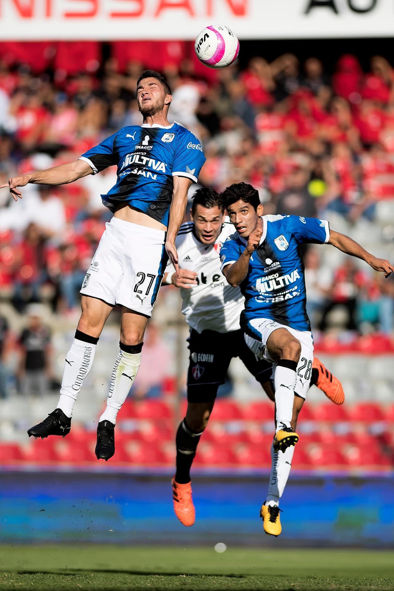 Empate a tres goles entre Querétaro y Atlas en un duelo donde los errores defensivos de los locales fueron determinantes.