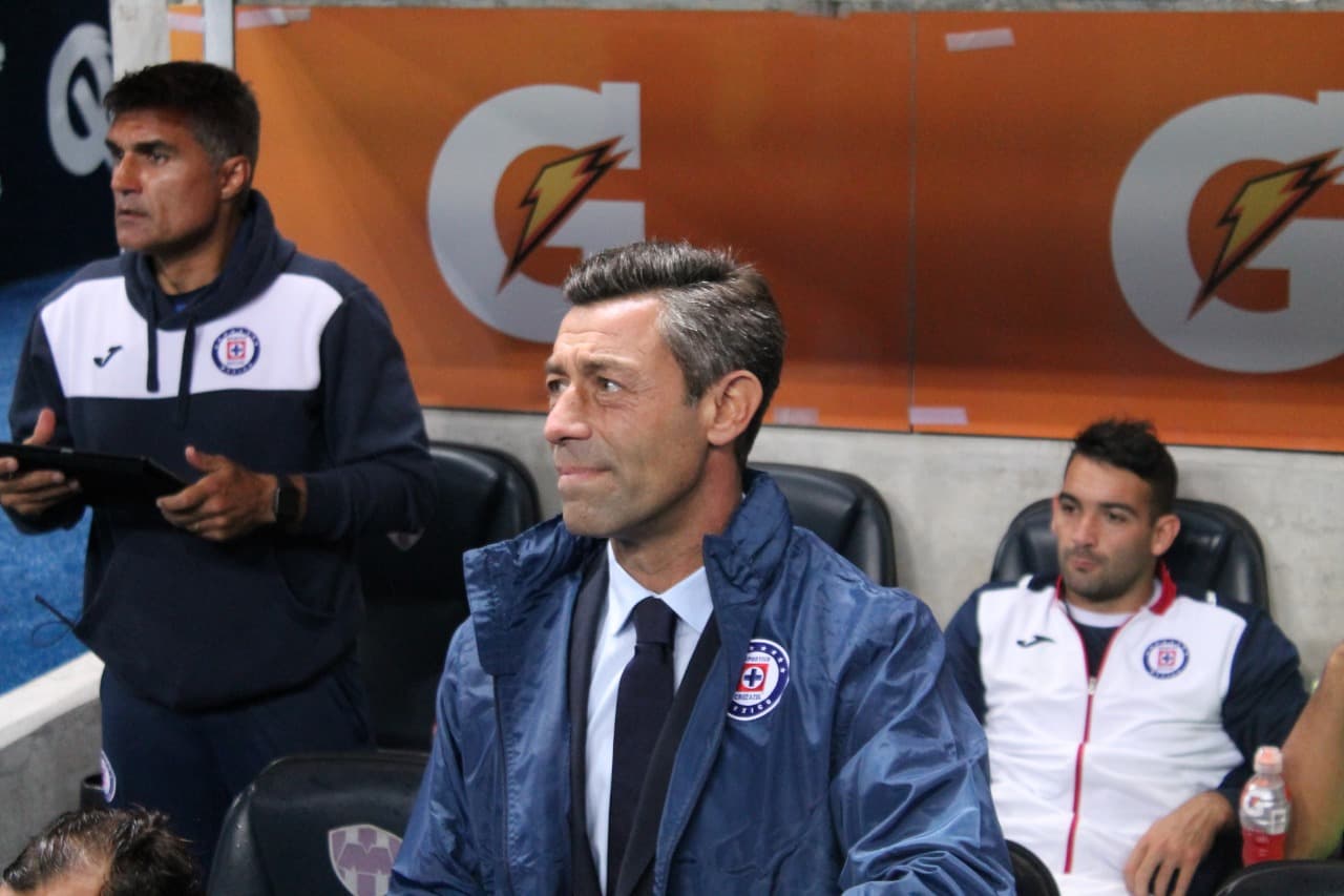 El técnico de la Máquina Celeste, Pedro Caixinha, lucía tranquilo antes del partido y antes que llegara la lluvia.