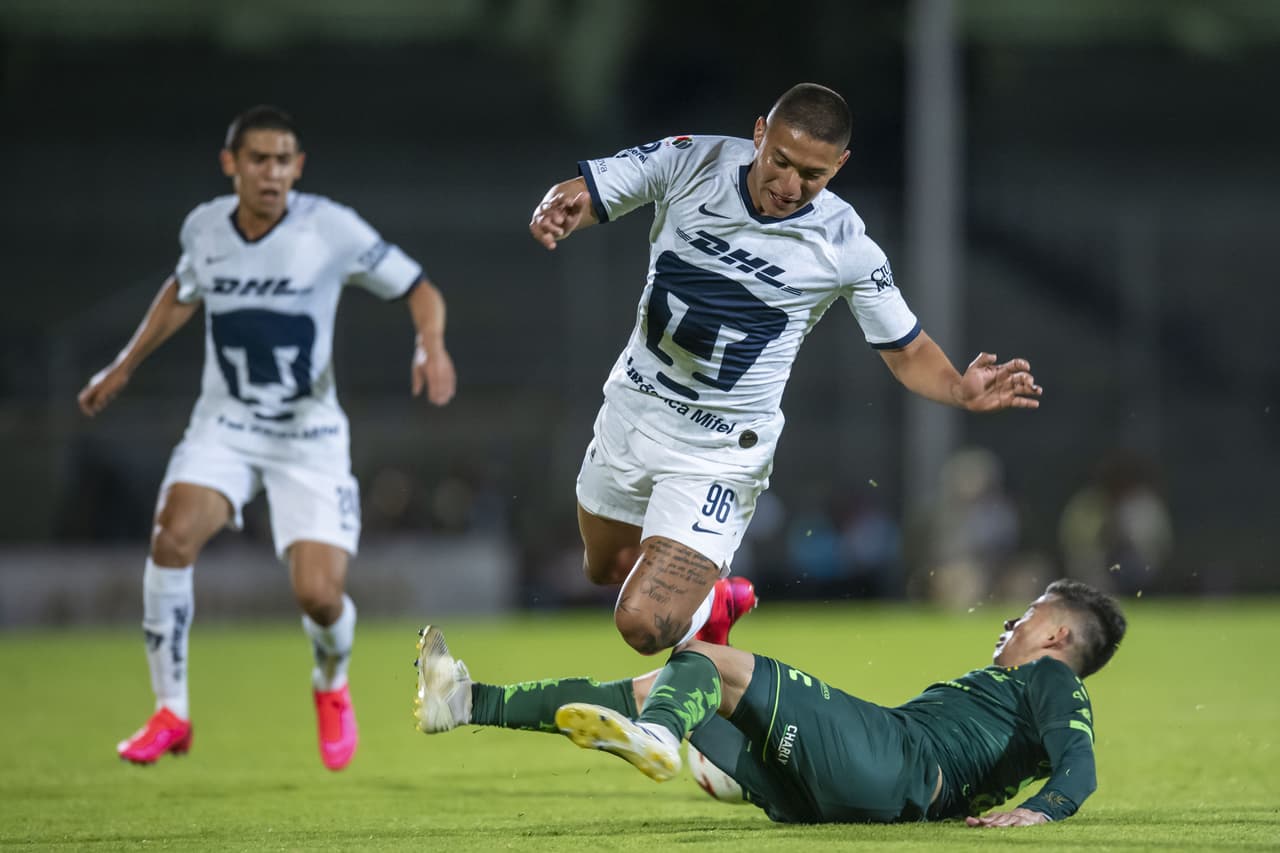 Con goles de Alejandro Mayorga y Juan Dinenno, Pumas le gana 2-1 a Santos, pero no les alcanza para meterse en la siguiente ronda y quedan eliminados.