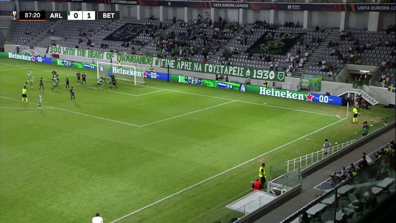 ¡CERCA! Matija Spoljaric disparó que se estrella en el poste.