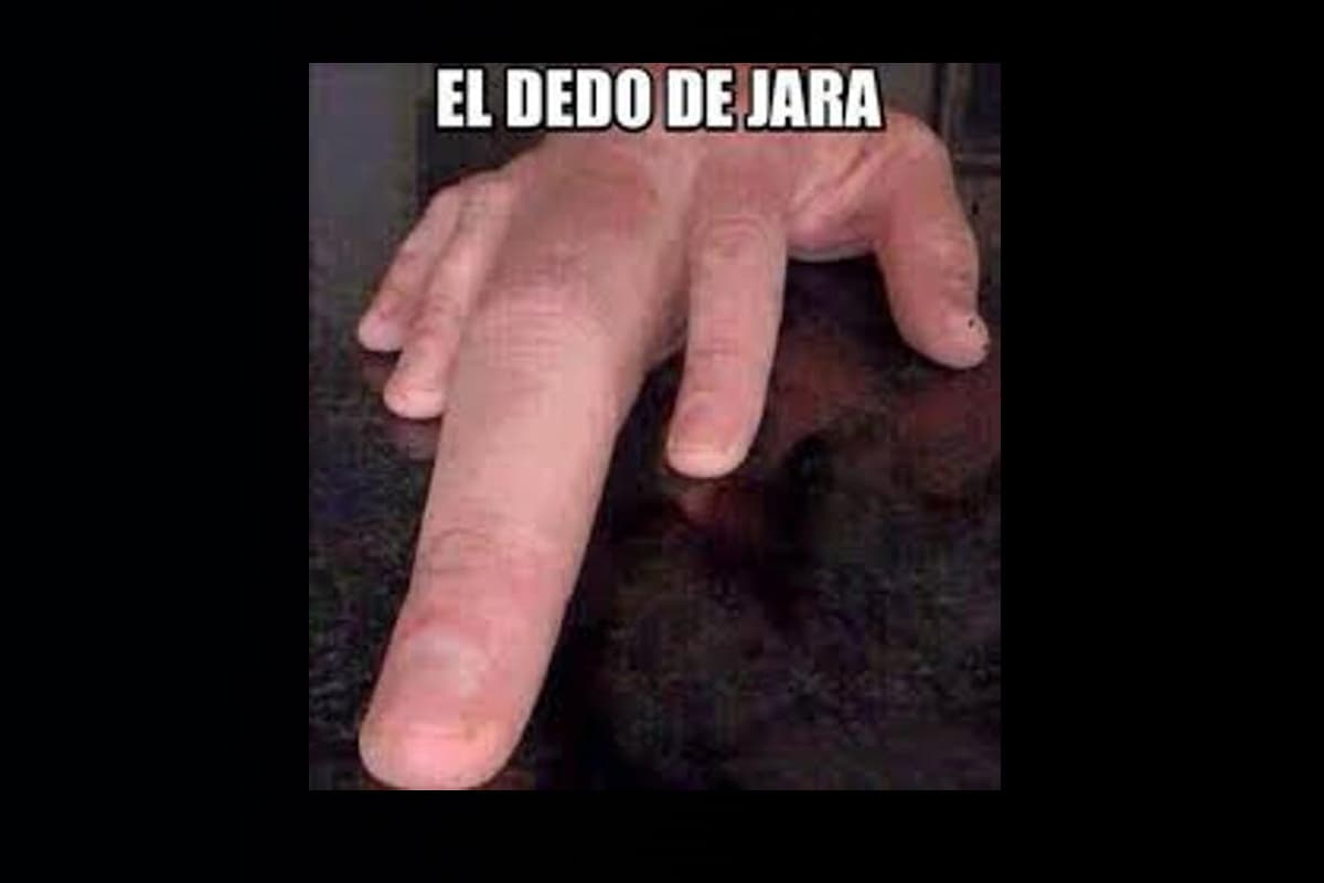 Mira los mejores memes del 'dedazo' de Gonzalo Jara a Edinson Cavani en el partido Chile-Uruguay en cuartos de final de la Copa América 2015 (Twitter).