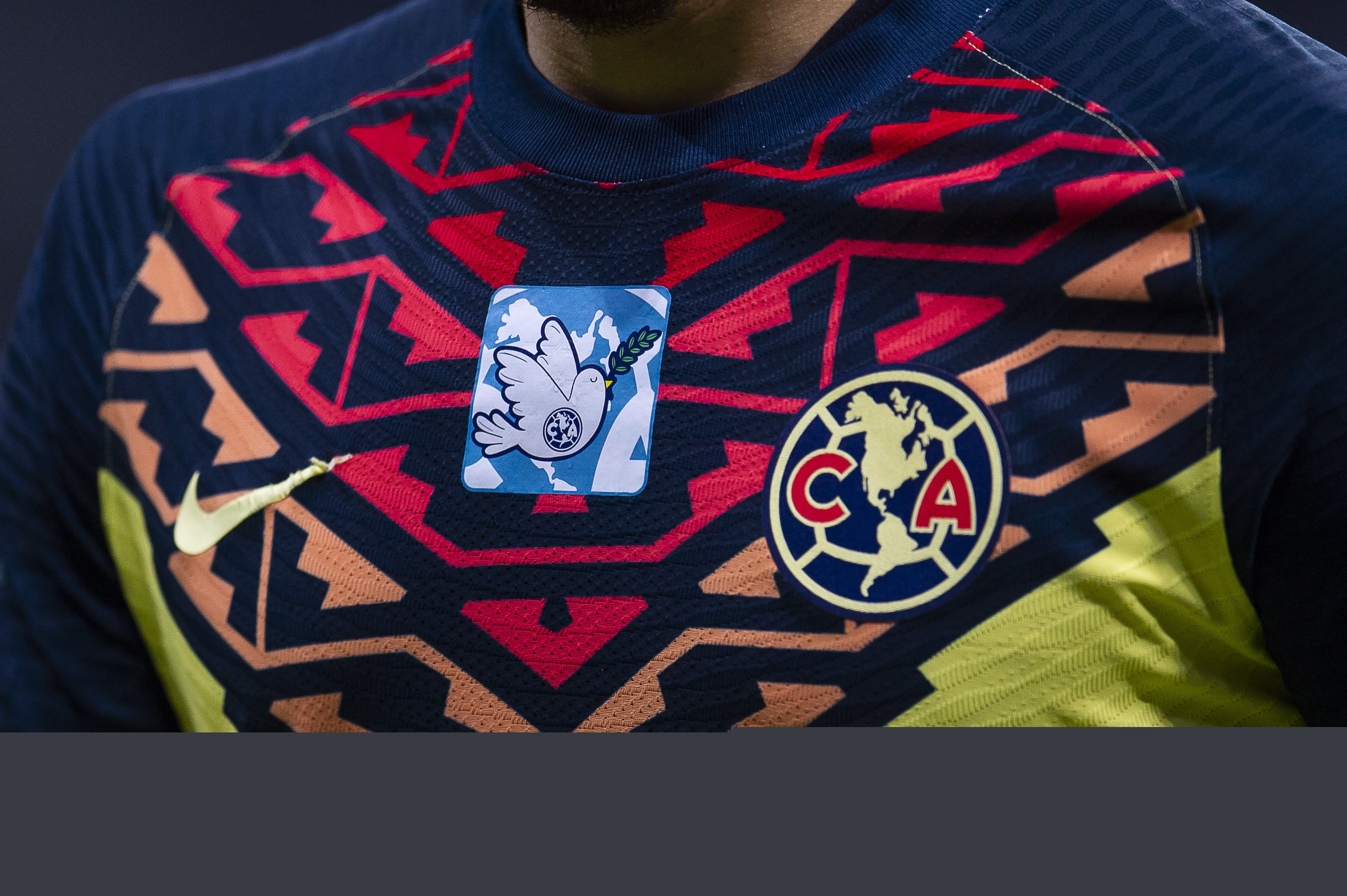 Con gol de último minuto, Gallos Blancos le arrebató el triunfo al América que sigue sin ganar en el Estadio Azteca y volvió a irse entre abucheos y muchas dudas del futuro de Santiago Solari.