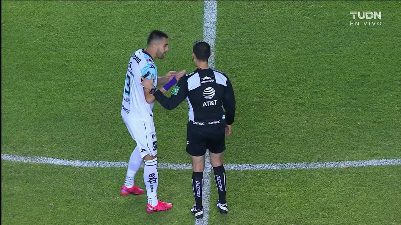 Arranca el partido y la pelota está en juego.