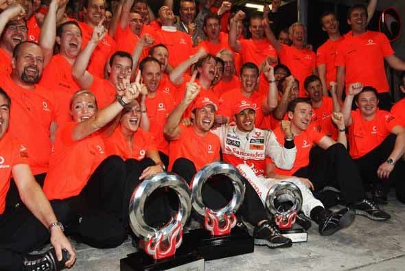 Hamilton celebró con el equipo completo de sus mecánicos de la escudería McLaren-Mercedes.