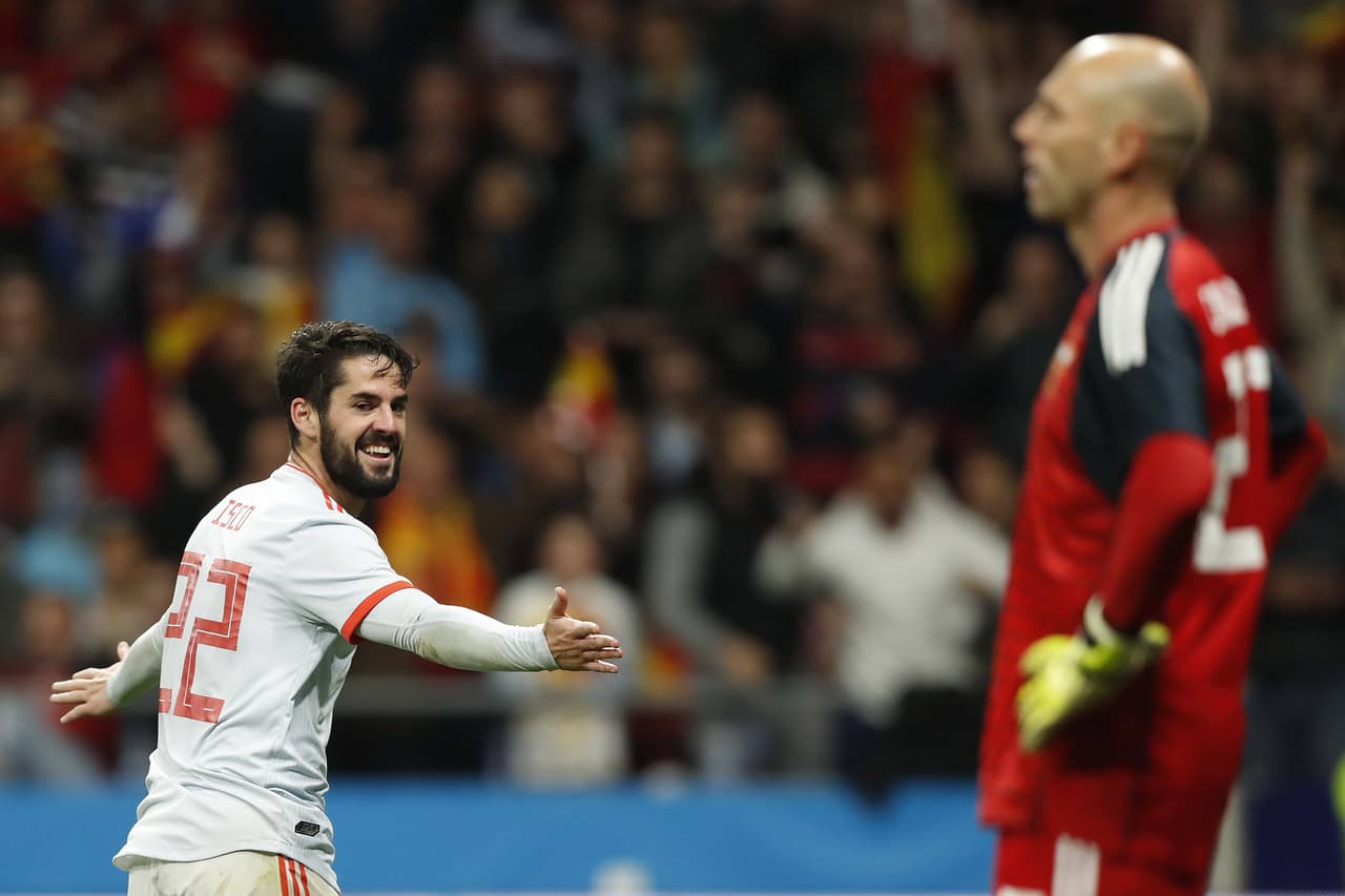 El marcador se cerró con el tercero de Isco, al minuto 74, con otro pase de Aspas. Mala salida de Argentina y el mediocampista clavó la pelota con una volea.