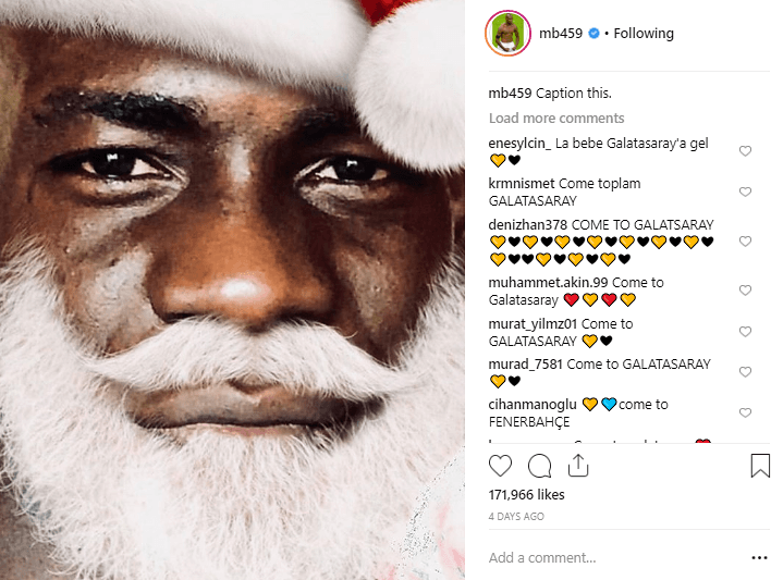 El delantero del Nice, el italiano Mario Balotelli, totalmente contagiado de espíritu navideño, como se puede apreciar claramente...