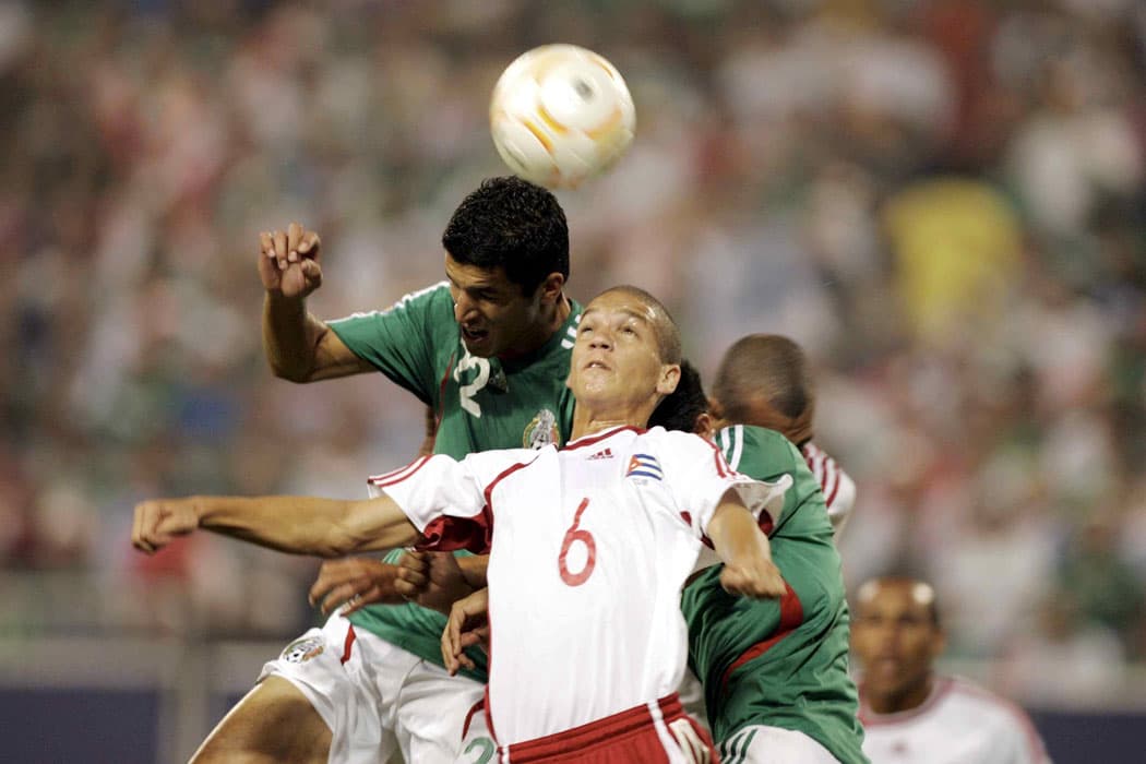 18.- Jugadores que han tenido buenos momentos en el fútbol de Estados Unidos como Maykel Galindo u Osvaldo Alonso, tuvieron que aprovechar el viaje que hicieron con la selección de Cuba en 2005 y 2007 respectivamente para desertar y buscar desarrollar una carrera en el fútbol profesional fuera de su país.