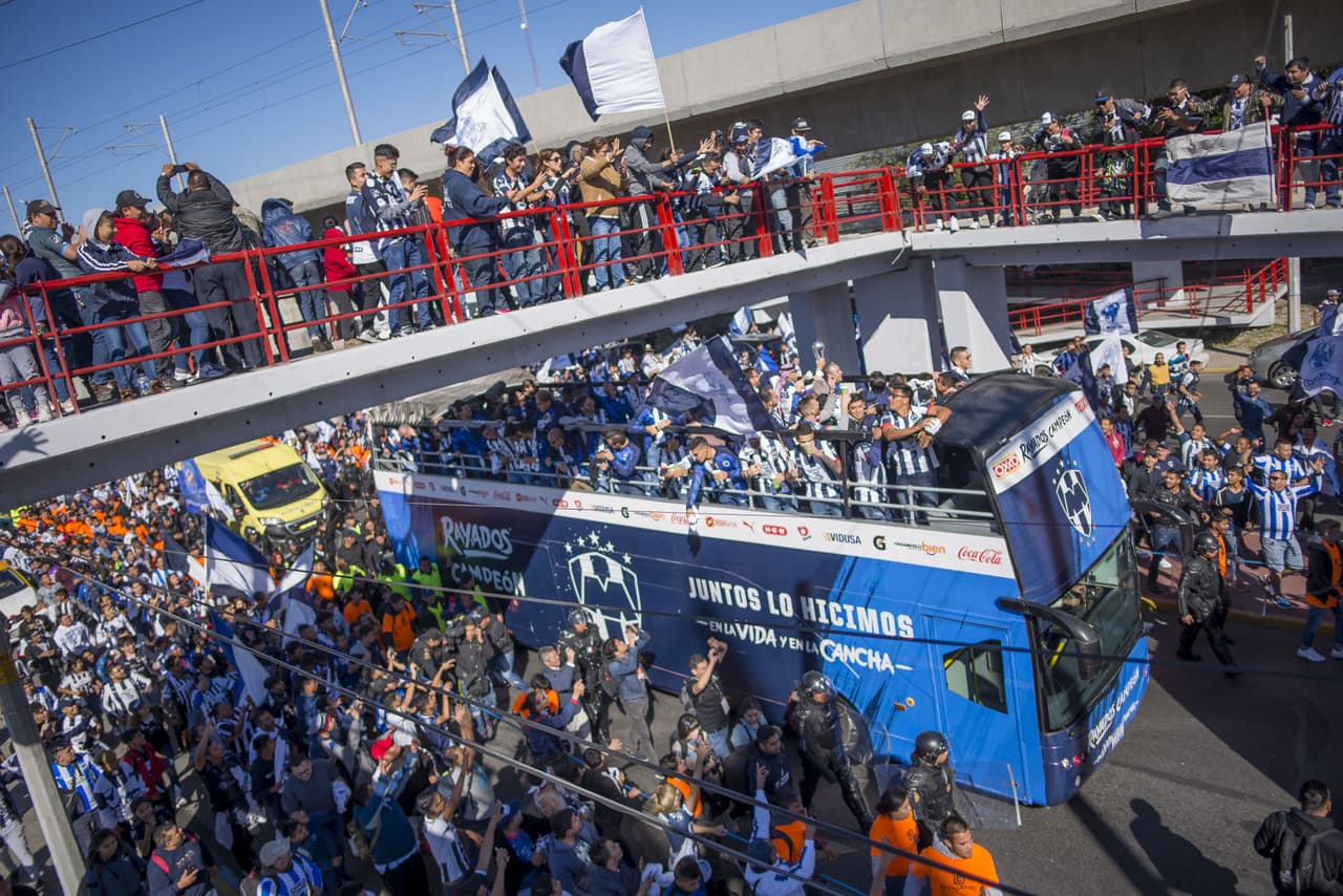 Los Rayados disfrutan del campeonato con su gente en el desfile que congregó a miles de personas desde el Parque Fundidora hasta su estadio.