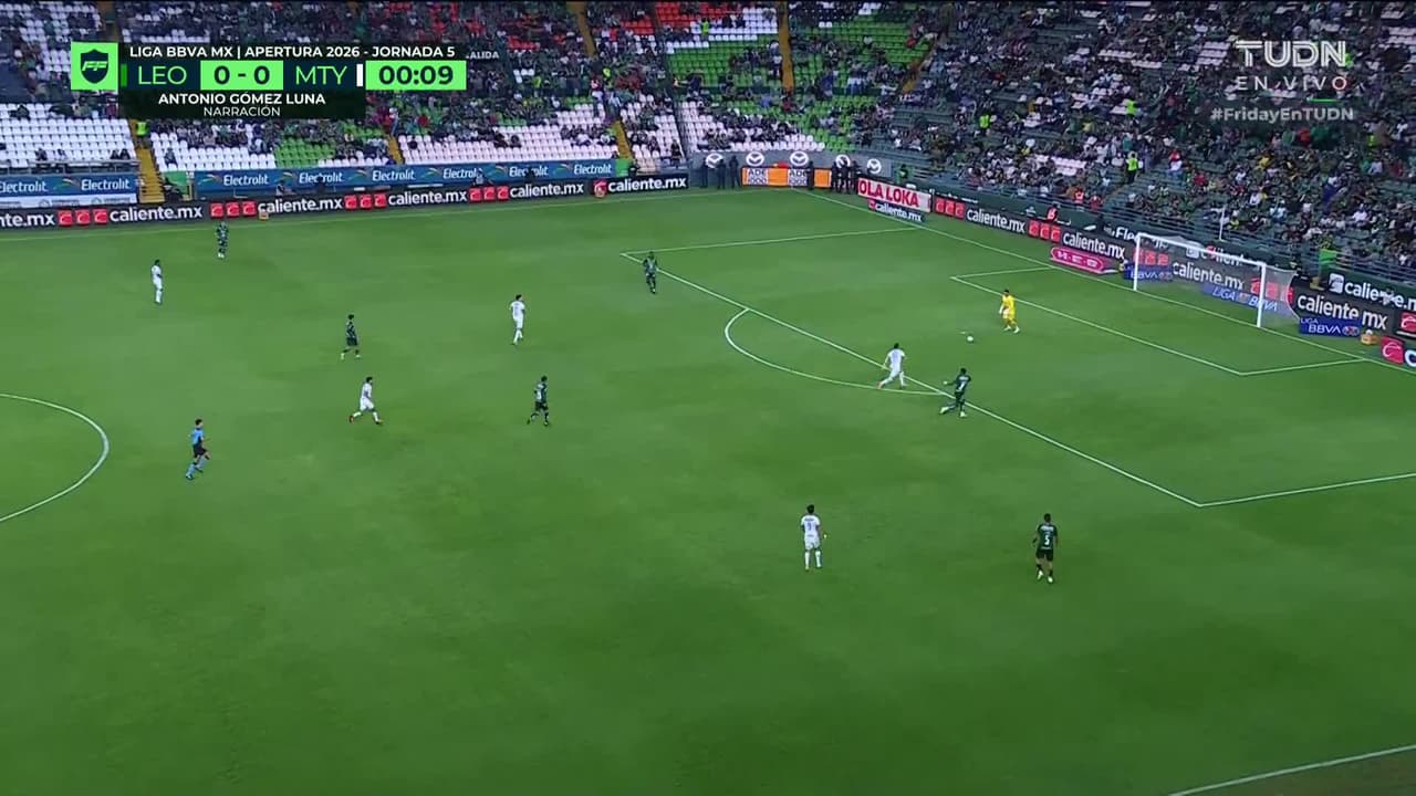 Arranca el partido y la pelota está en juego.