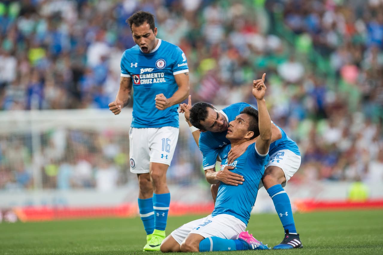 El drama de Ángel Mena en Cruz Azul consistió en que el equipo de Jémez no tenía un delantero matón capaz de concretar las ocasiones.