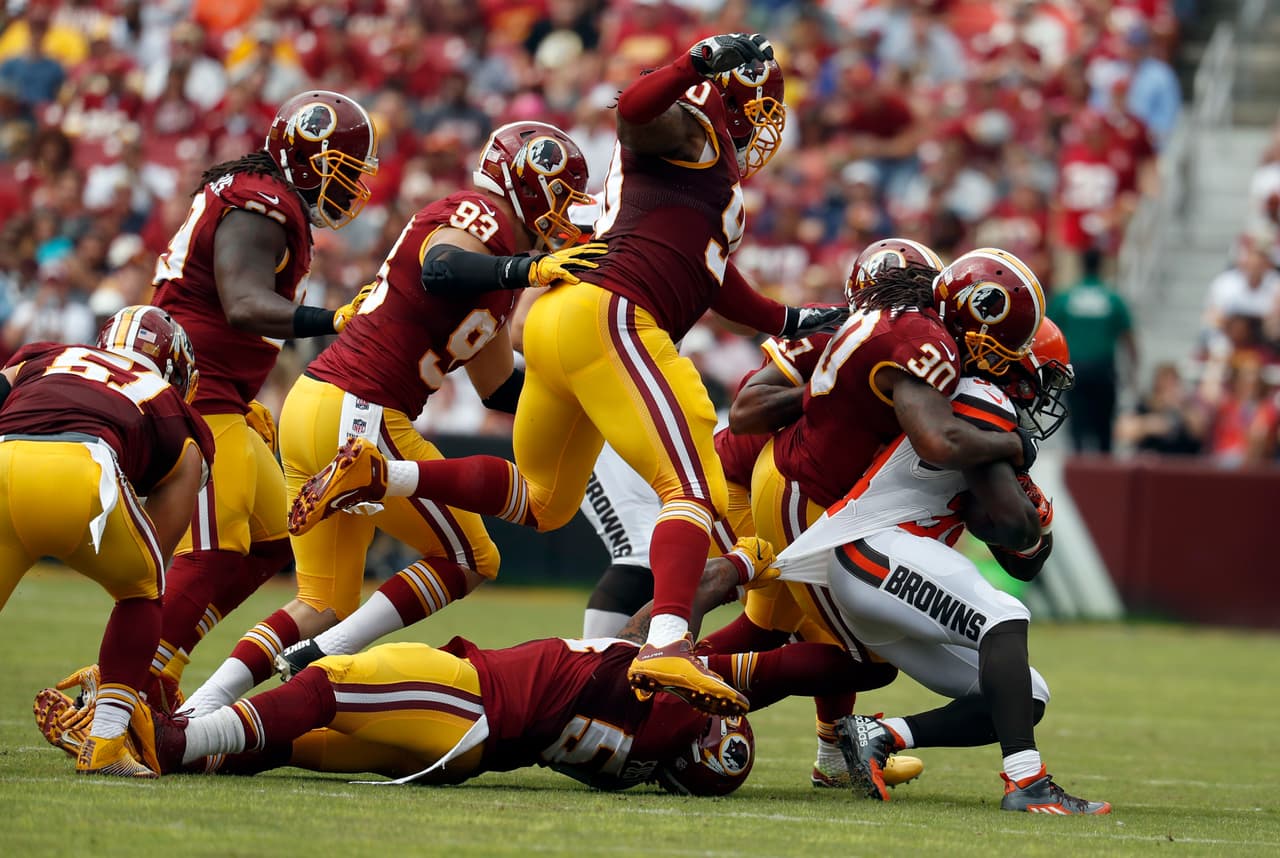 Todos los Redskins por la cabeza de Isaiah Crowell #34 de los Browns.