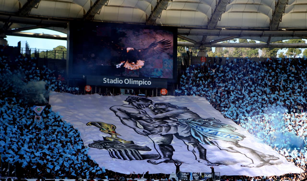 Mientras que para los laziali –fanáticos de la S.S. Lazio– sus rivales son quienes han llegado a la capital desde afuera. Sus argumentos son históricos, por las fundaciones de los clubes y el origen de su primer presidente, Italo Foschi, quien era de Corropoli, una ciudad a la misma altura de Roma pero sobre el Mar Adriático.
